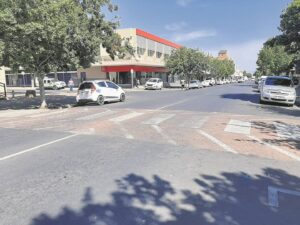 Vervaagde voetoorgange en verkeerstrepe pla inwoners