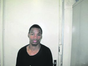 Man (30) steeds vermis
