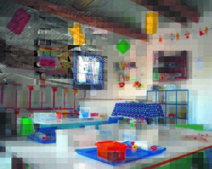 Gemeenskap vat hande vir skool