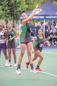 Jong netbalspeler op pad na Doebai