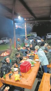 Kampgroep vlug voor stygende water