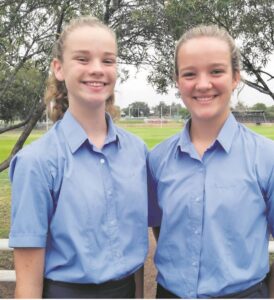 Susters presteer in onderwaterhokkie