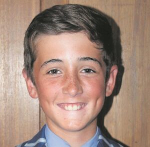 WPS leerders deel kishoue uit . . .