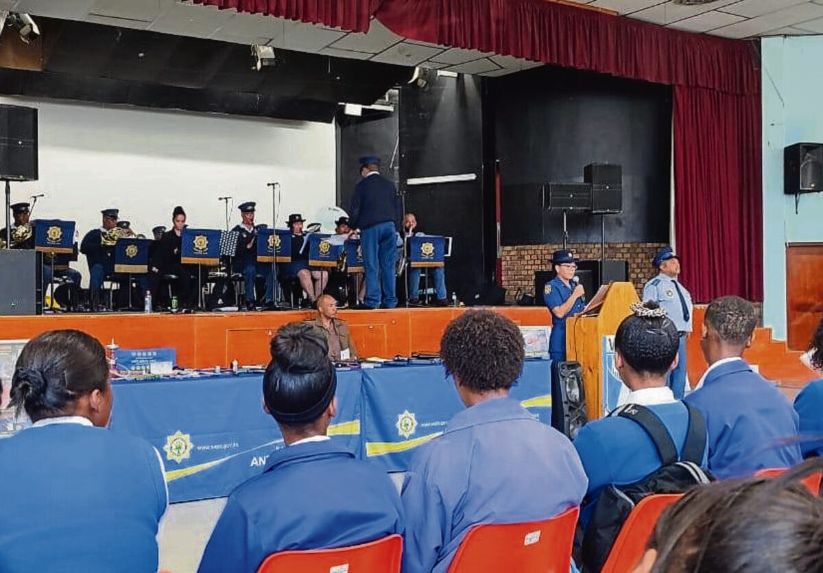 Die polisie waarsku leerlinge van die Worcester Secondary School for the Arts teen dwelms en bendes.