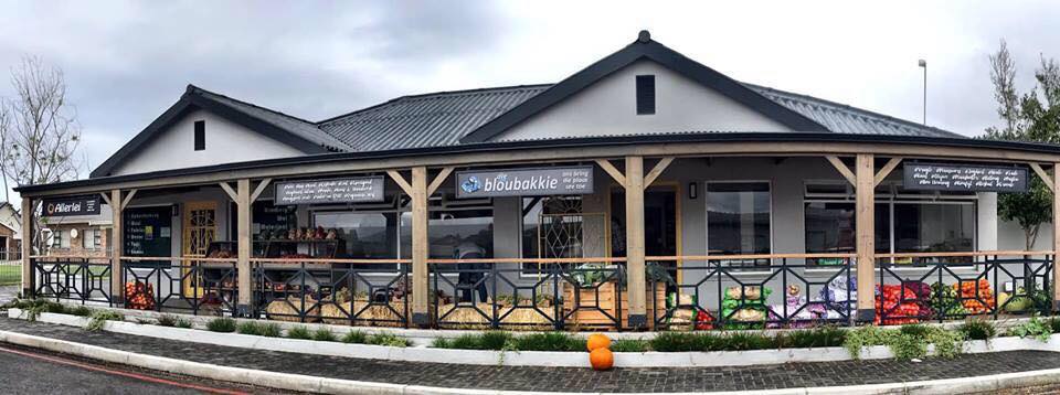 Die Bloubakkie is 'n groente en vrugtewinkel in Kleinmond. 