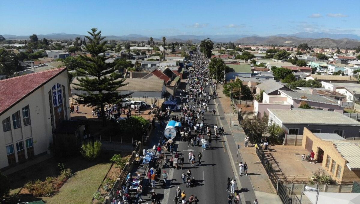 Inwoners stroom in Worcester se strate af tydens 'n vorige Paasbasaar.