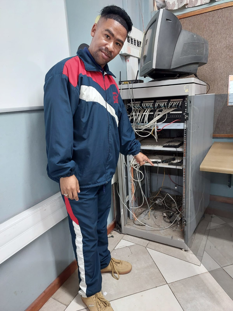 Chester Williams wys die skade wat inbrekers by die skool aangerig het.