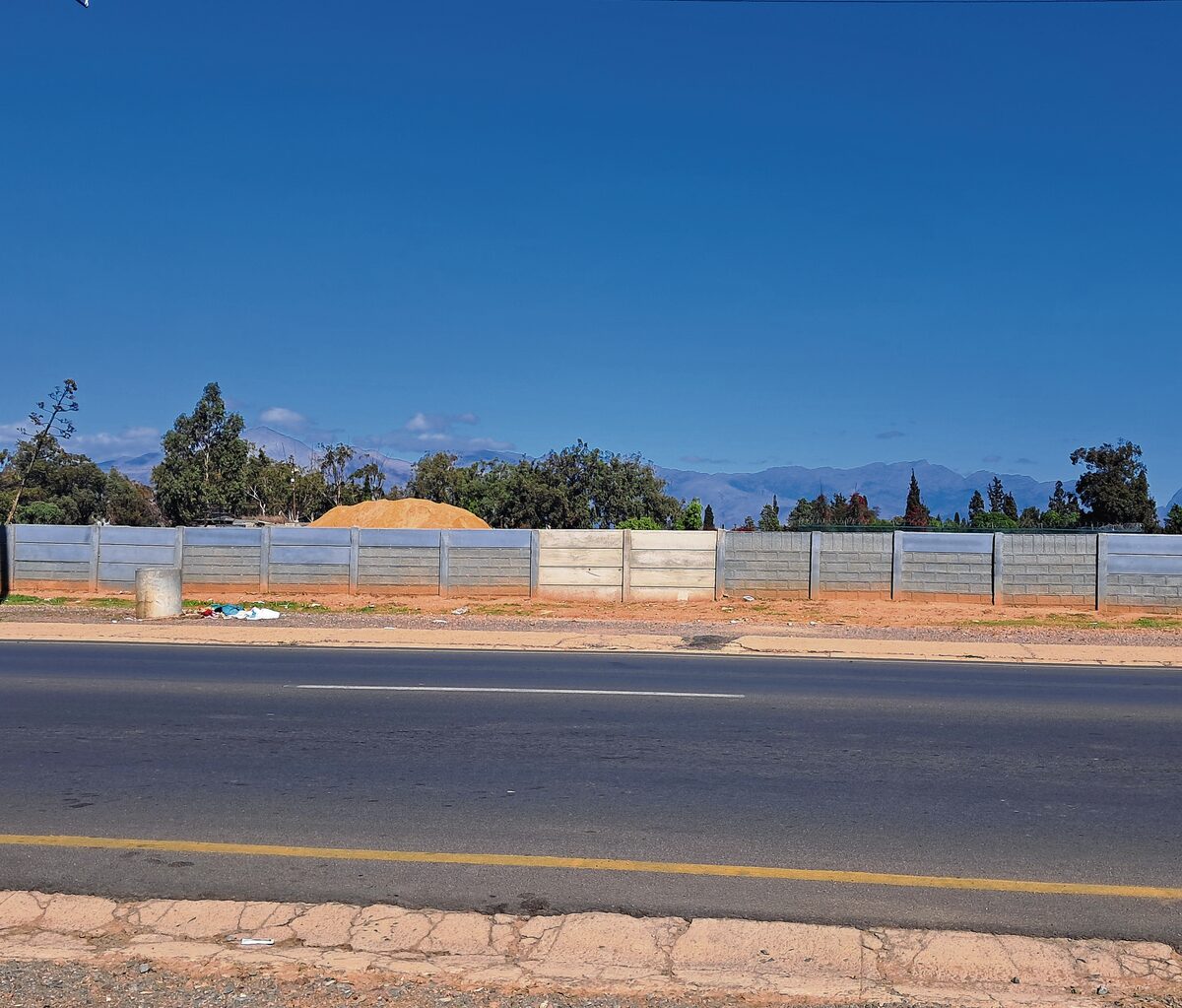 DIe panele wat gesteel is uit die muur om die Worcester-begrafplaas is vervang.