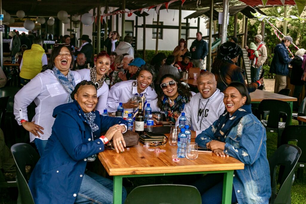 Vriende kuier saam by Nuy on the Hill buite Worcester. Die jaarlikse Nuy-valleifees word hier aangebied.