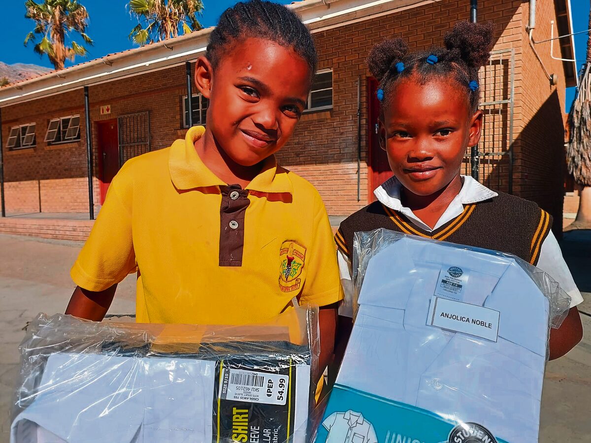 Joshnay Jaarts en Anjolica Noble het nuwe skoolklere ontvang sodat hulle warm is gedurende die winter.