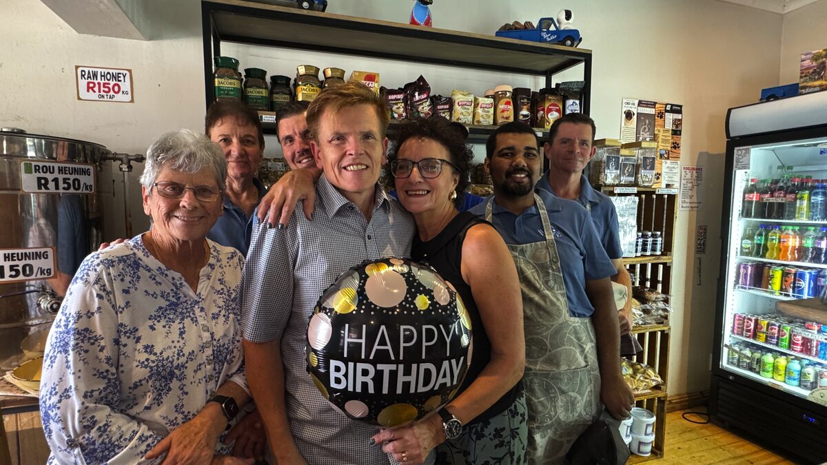 Die span van die groente-en-vrugtewinkel, die Bloubakkie.