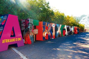 Reuseletters vier Afrikaans se 100 jaar as amptelike taal