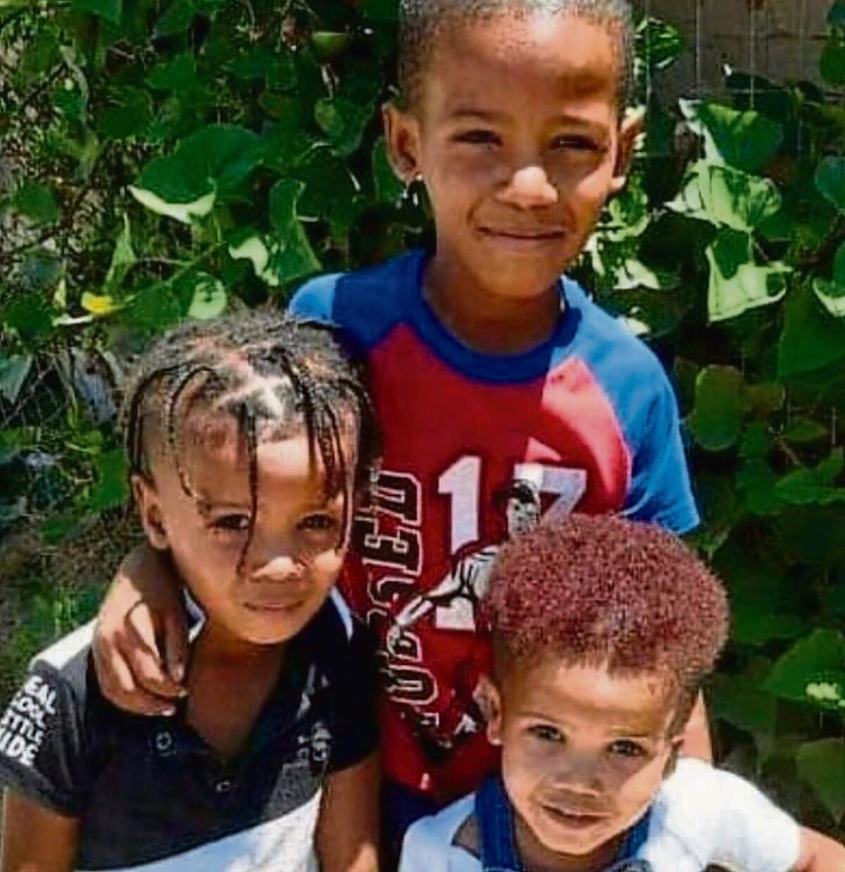 Caleb (agter; 8), Gradwell (links; 5) en Joshua (2) Booysen. 