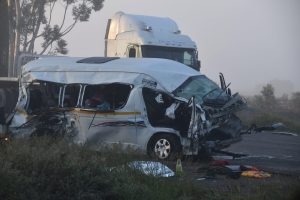 Botsing tussen vragmotor en minibus eis 5-lewens by Overhex-kruising