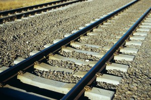 ‘Hawelose’ man erg beseer
toe hy onder trein beland