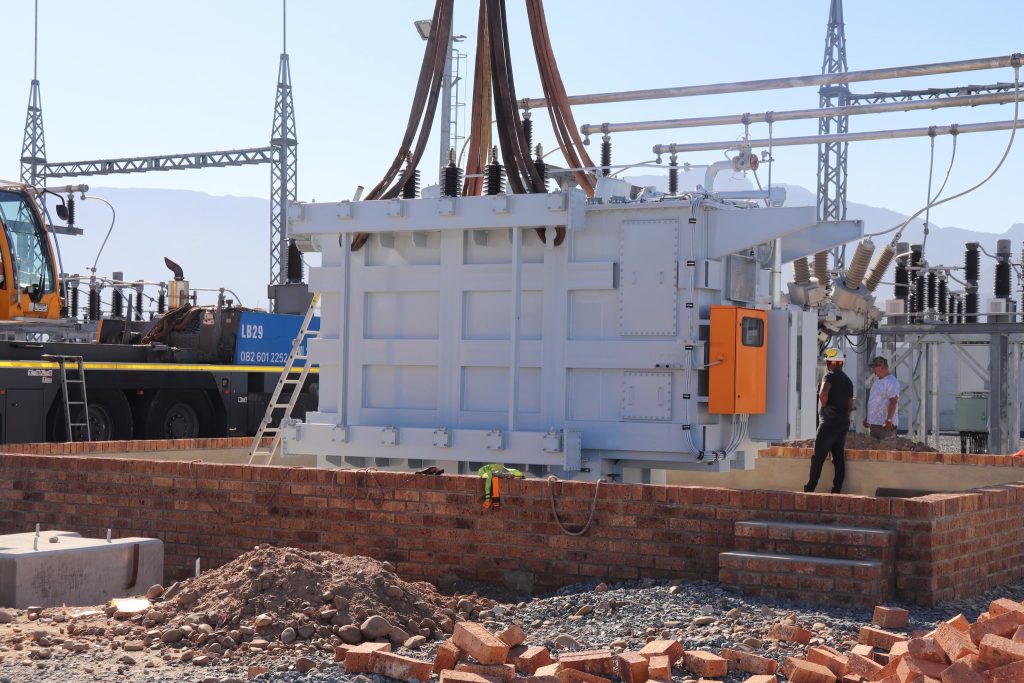 Twee elektriese transformators word by die Breedevallei-munisipaliteit se kragnetwerk gevoeg om aan die Transhex-projek krag te verskaf. 
