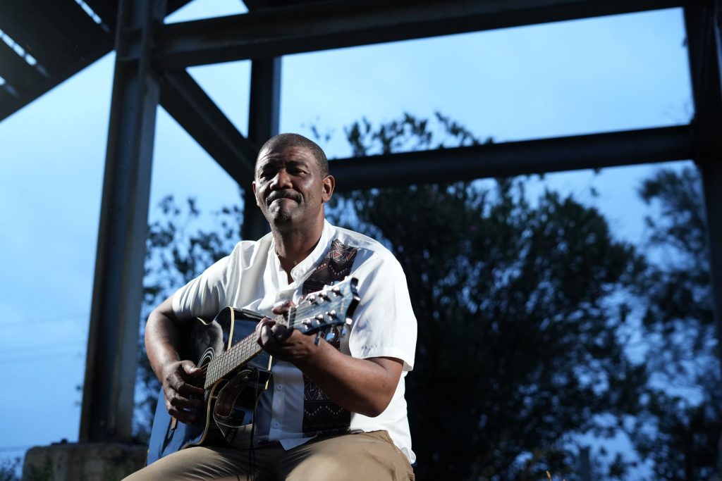 Victor Fredericks is binnekort te sien by 'n vertoning waar hy sy eerste enkelsnit bekend stel.