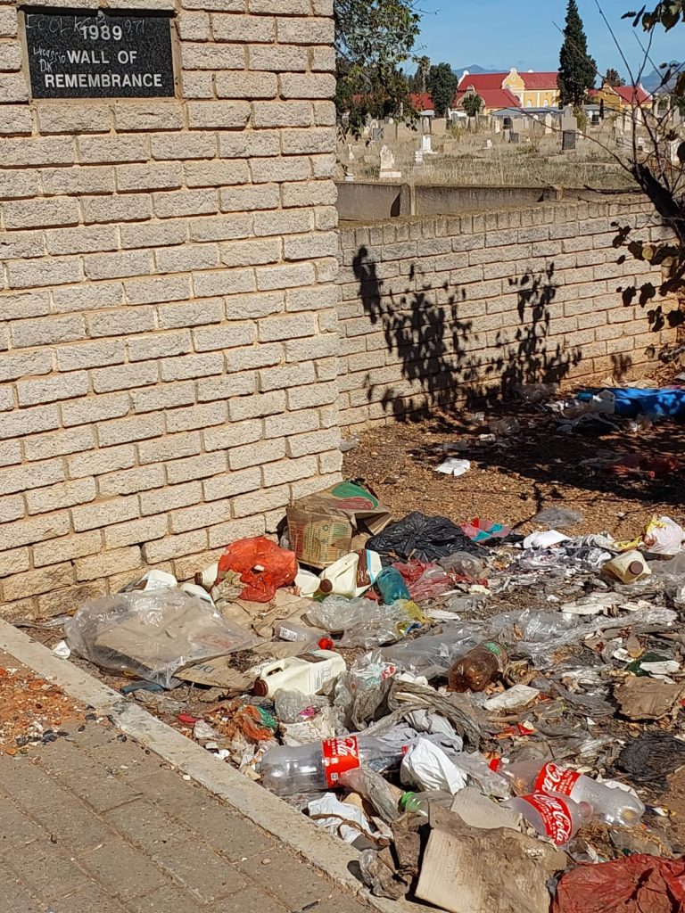 Vullis lê voor die ingang van die ou Worcester begraafplaas.