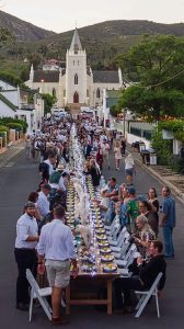 Montagu sit aan vir ‘n heerlike langtafel-ete