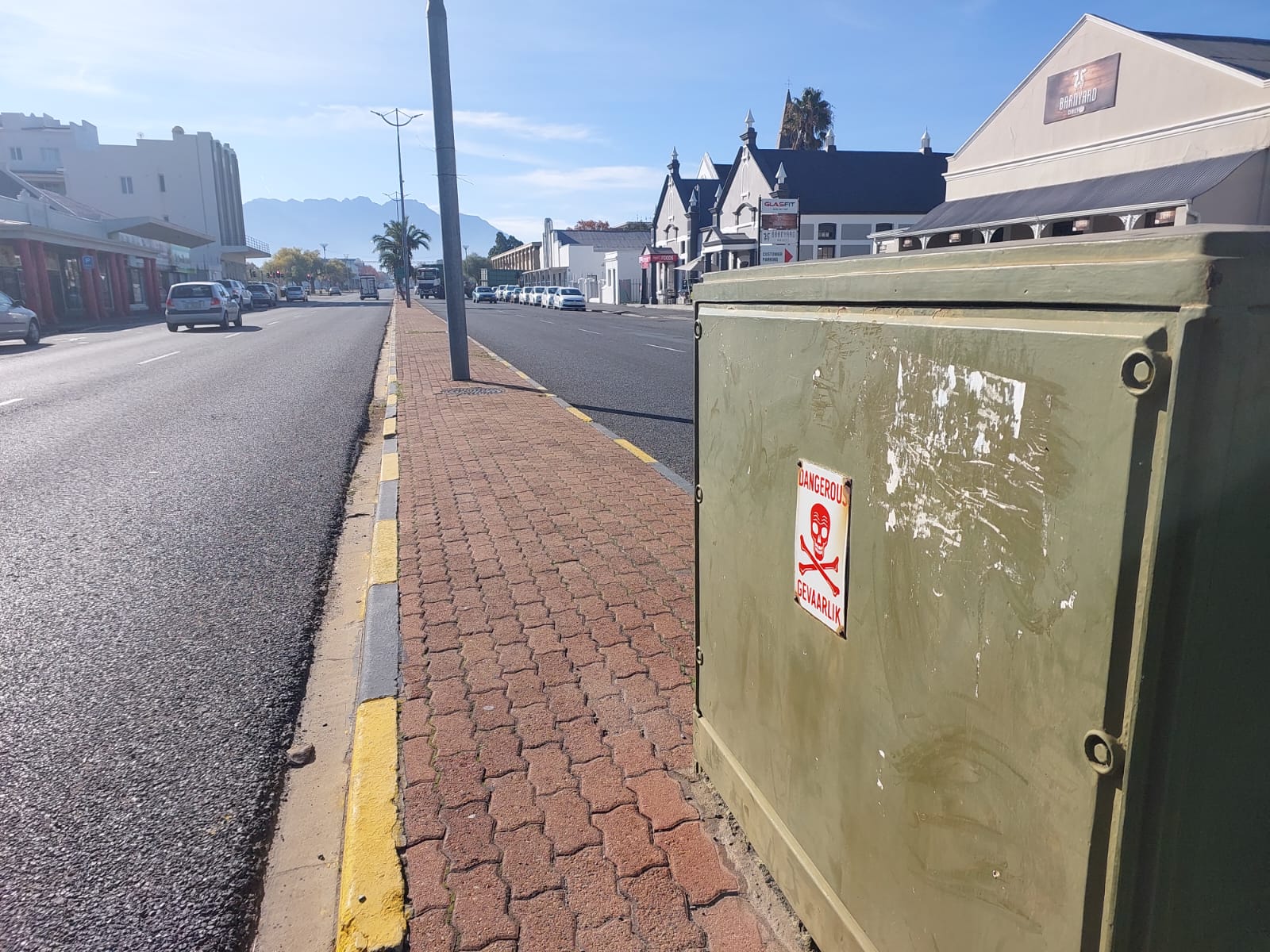 Onwettige plakkate wat oral opgeplak is, is in Worcester se hoofstraat verwyder.