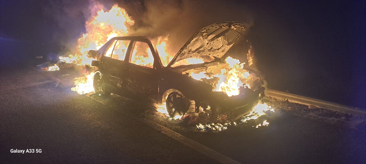 Die voertuig wat gisteraand in die Hexrivierpas aan die brand geslaan het. Foto: One Wat Towing