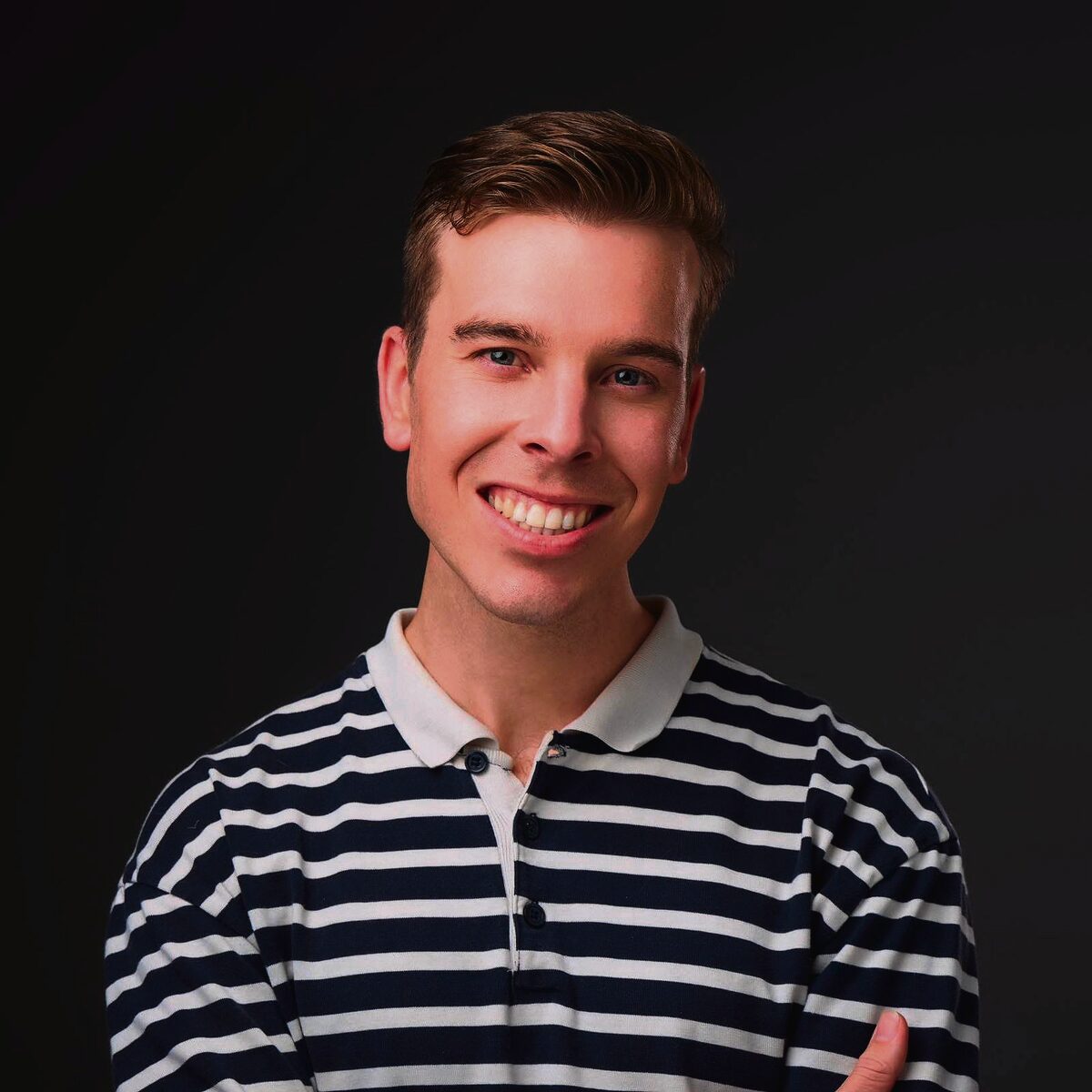 Janco tuis op die verhoog én agter die televisiekameras