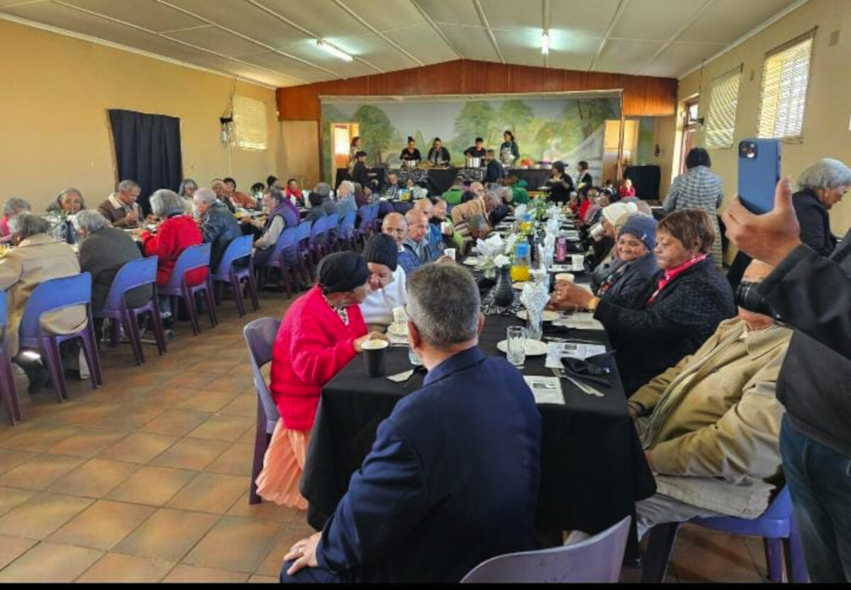 Senior burgers kry ‘n groot bederf op Mandela-dag