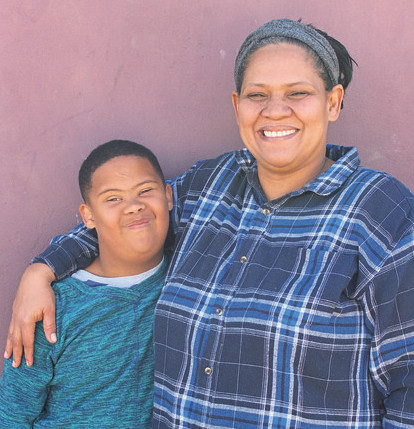 Kieran Swanepoel (links) en sy ma, Henoré. Foto Enrico Claassen