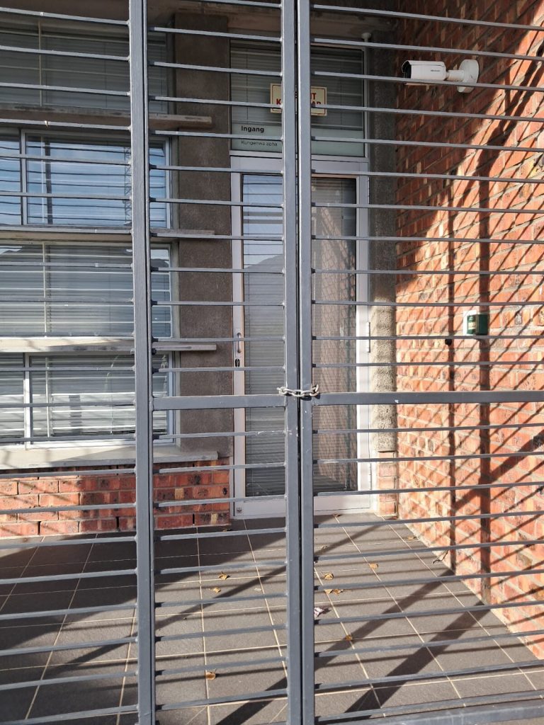 geslote hek by ambulansdiense in De Doorns