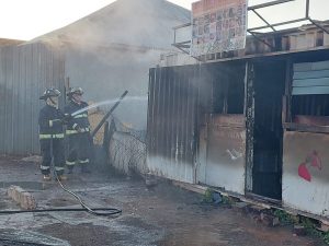 Brand vernietig winkel in Worcester wat uit vraghouer bedryf word
