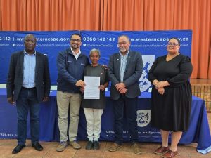 Meer as honderd huiseienaars in Langeberg kry hul titelaktes