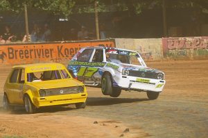 Renjaers wys spoed en senuwees van staal by Mega Oval