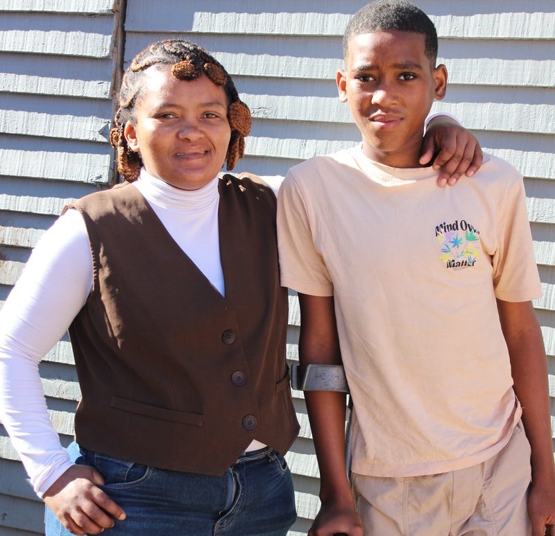 Seun (15) stry moedig teen kanker-diagnose en is terug in die skool