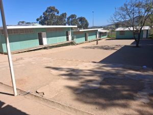 ‘Kartonskool’ in Roberson te vol, kla inwoner