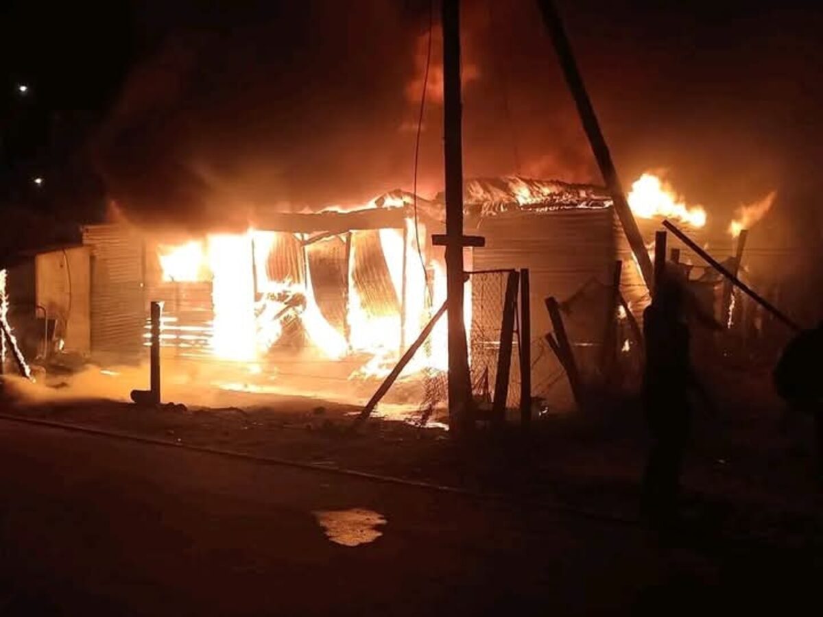 Brand eis vier informele woonstrukture in Stofland