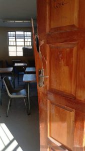 Skool het nou al 15 keer deurgeloop onder diewe, vandaliste