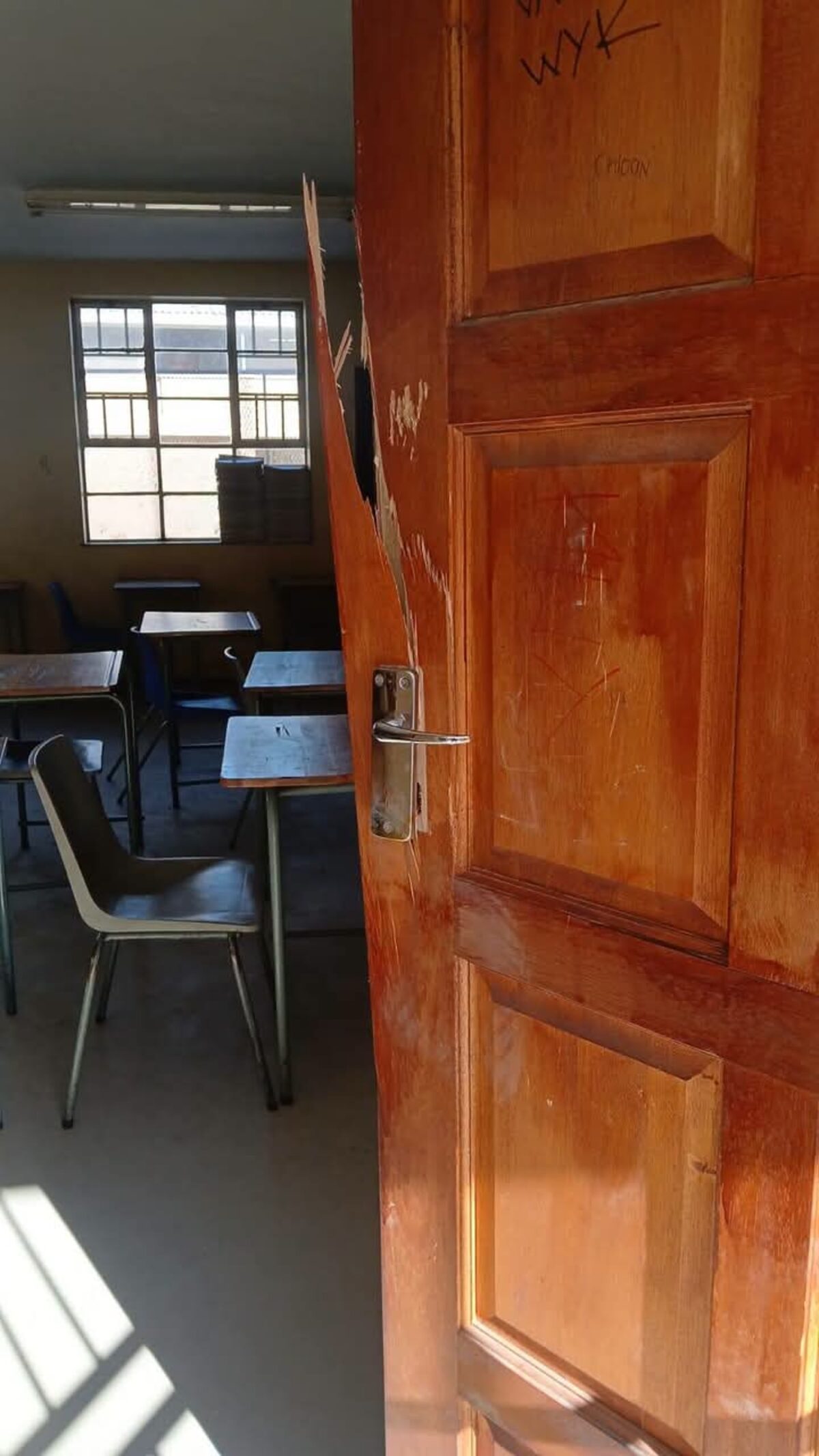 Skool het nou al 15 keer deurgeloop onder diewe, vandaliste