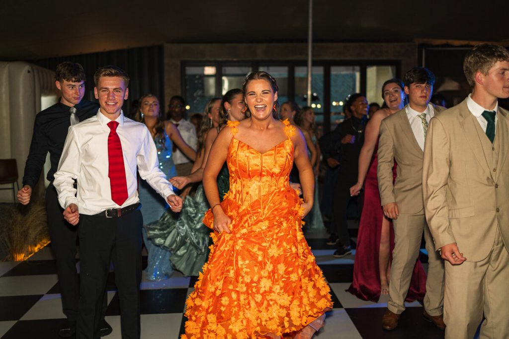 Wian Fourie en Marietjie Bruwer van die Hoërskool Robertson geniet hulself op die dansbaan.