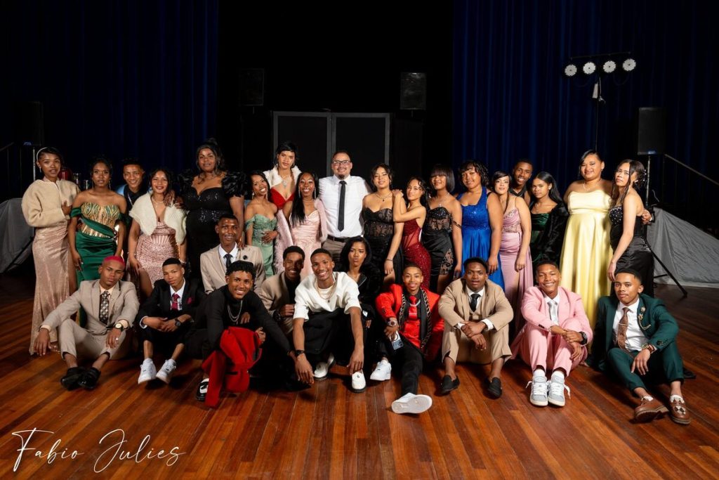 Die Gr.  12C-klas van Worcester Senior Sekondêr op hul matriekafskeidsaand. Bo is hulle saam met hul 
klasonderwyser, E. Moosa. Foto: Fabio Julies Photography