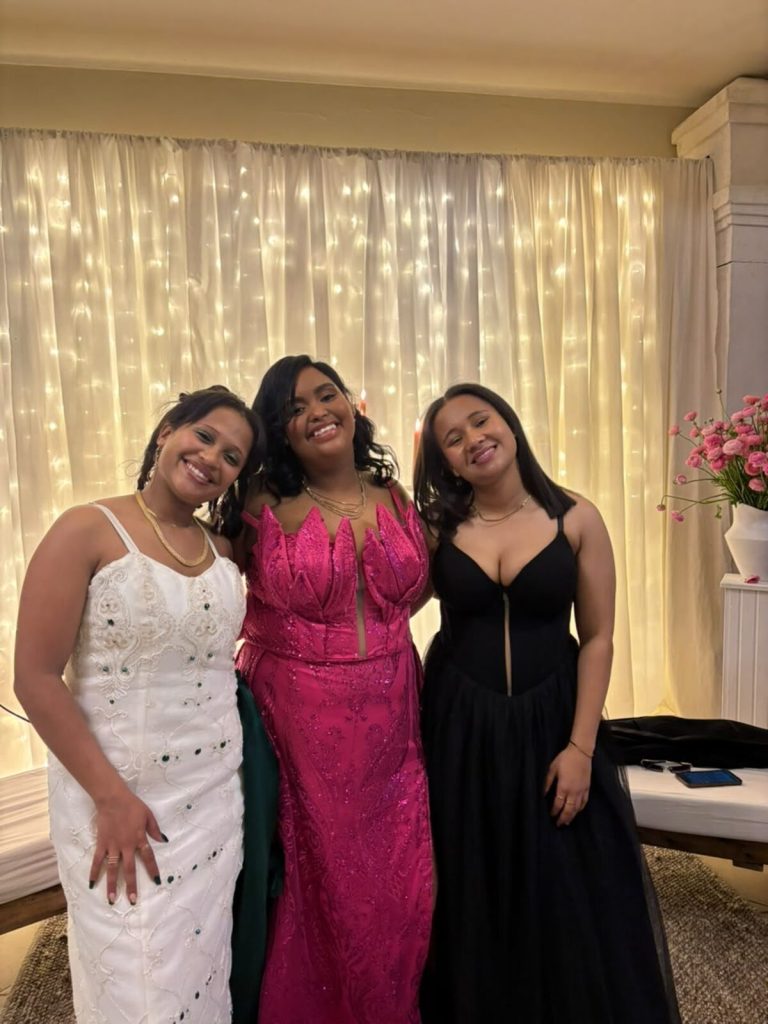 Euwaycia Eyberg (links), Thezmee Lekay en Jadelyn van Wyk van Hoërskool Montagu gaan ook matriek-afskeid toe. Foto: Henko Nel