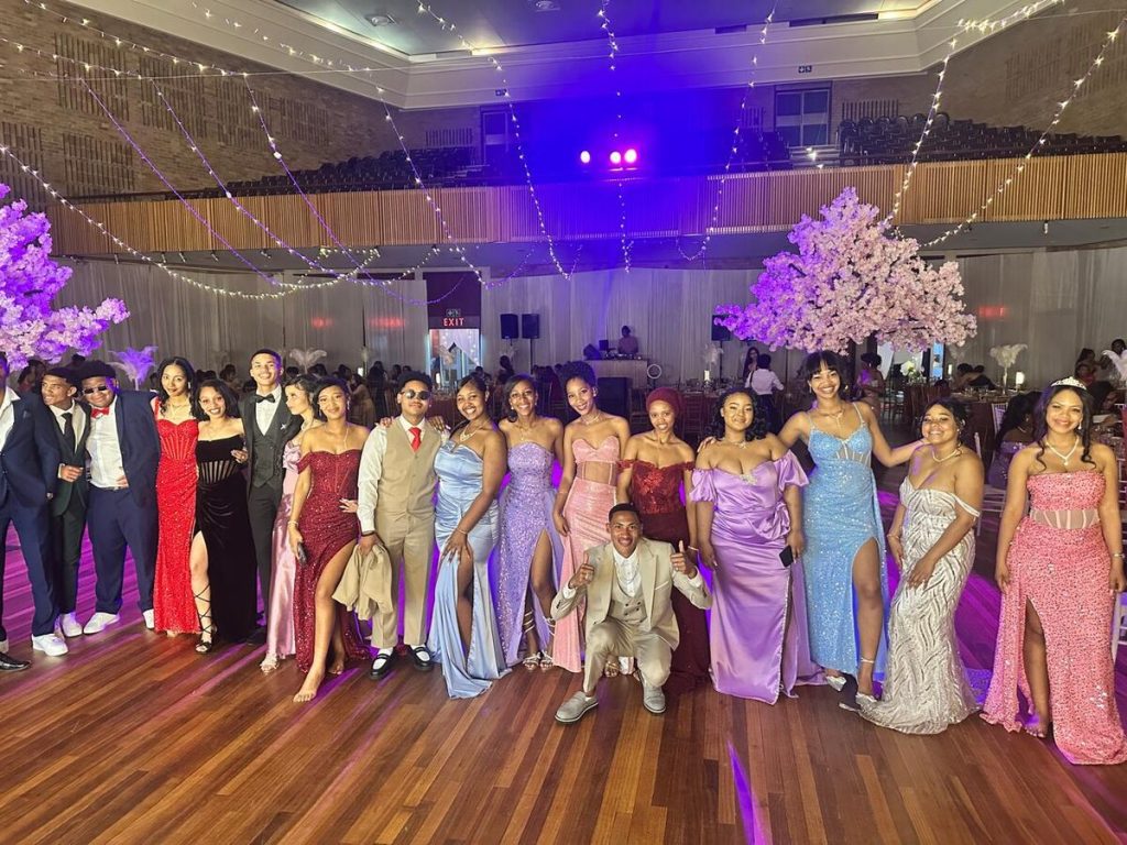Die Graad 12A-matriekklas van Esselenpark Senior Sekondêr is gereed om patytjie te hou.