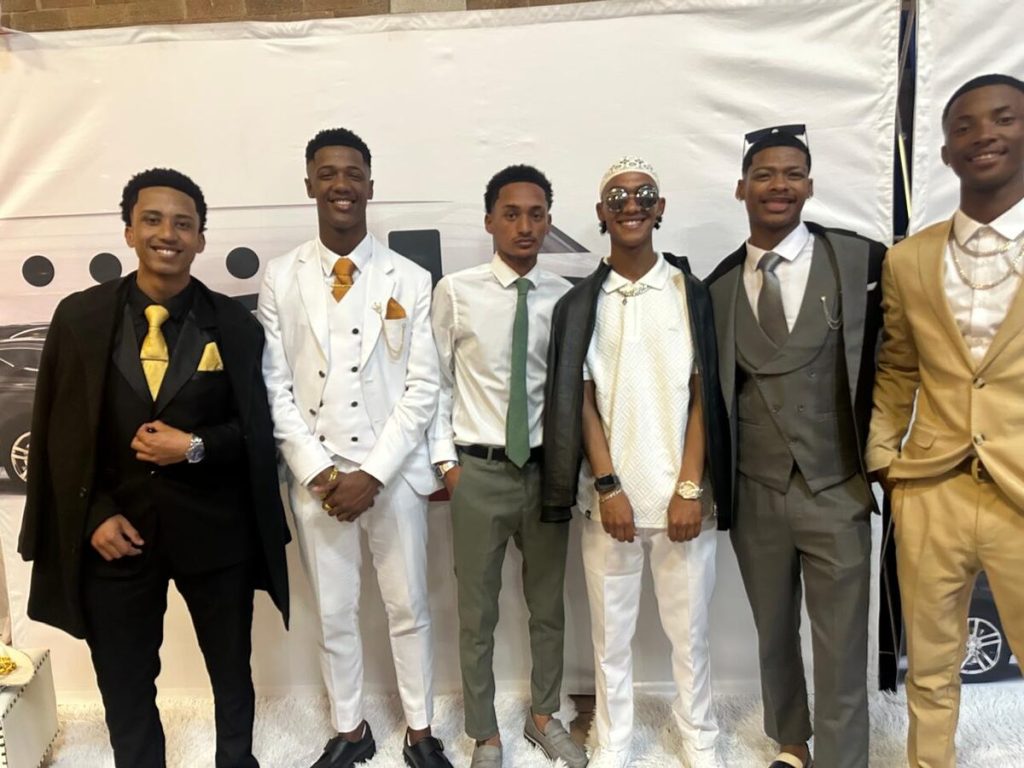 Mikyle Louw (links), Kyle Swarts, Pharrel Pietersen, Moenier Alexander, Eltino Fredericks en Denn-rique Meyer van Esselenpark Senior Sekondêr sien uit na die afskeid.