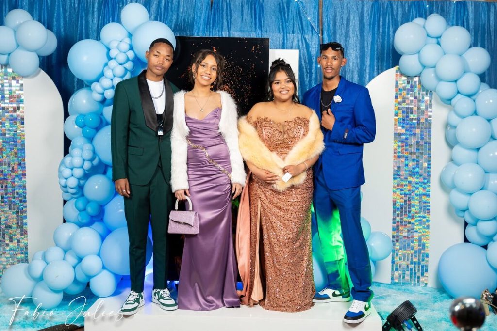 Quewin Wiese (links), Jaylethe Readien, Jaydene Martin en Ethan Klein van Worcester Senior Sekondêr skud hul vere reg vir die matriek-afskied. Foto: Fabio Julies Photography