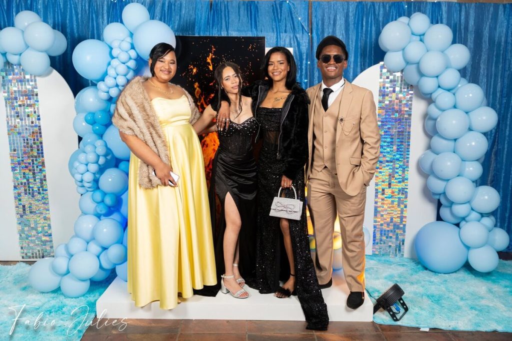 Chloe Tromp (links), Elvonia Jonkers, Romenia Davids en Daniel Bosman van Worcester Senior Sekondêr glimlag gou eers vir die kamera voordat die groot aand begin. Foto: Fabio Julies Photography