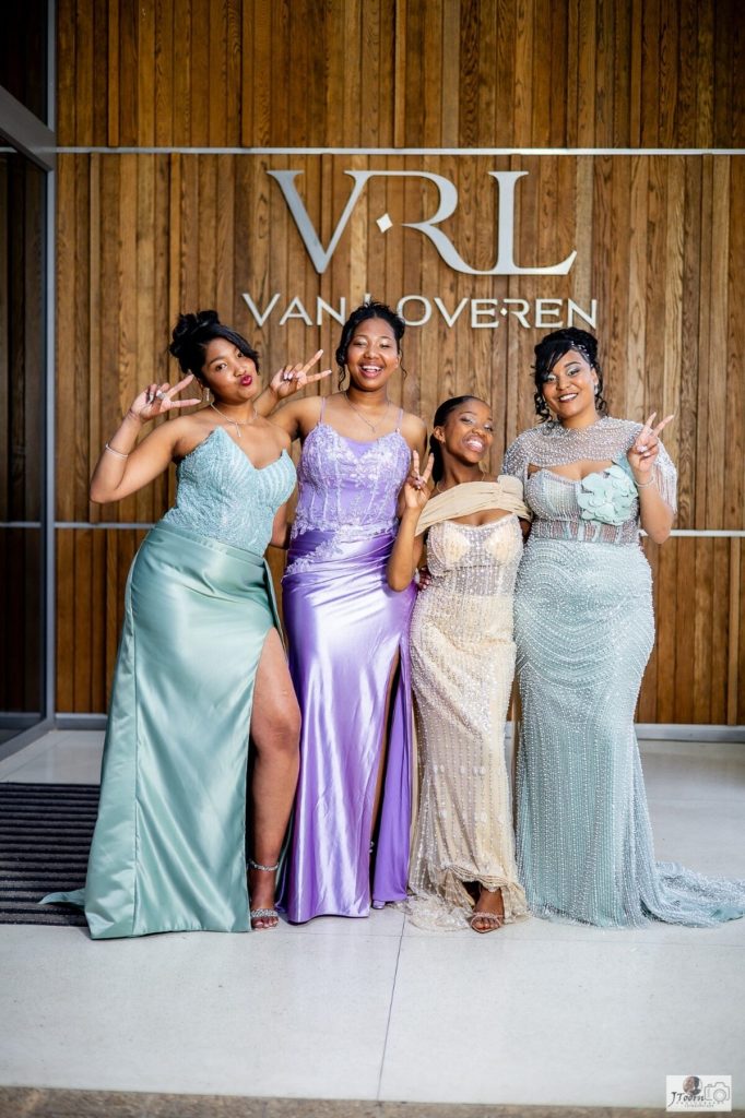 Lushane Petersen (links), Rihanna Fielies, Zara Michaels en Jenique Roman van Ashton Senior Sekondêr het die koppe laat draai. Foto;  JToornPhotography