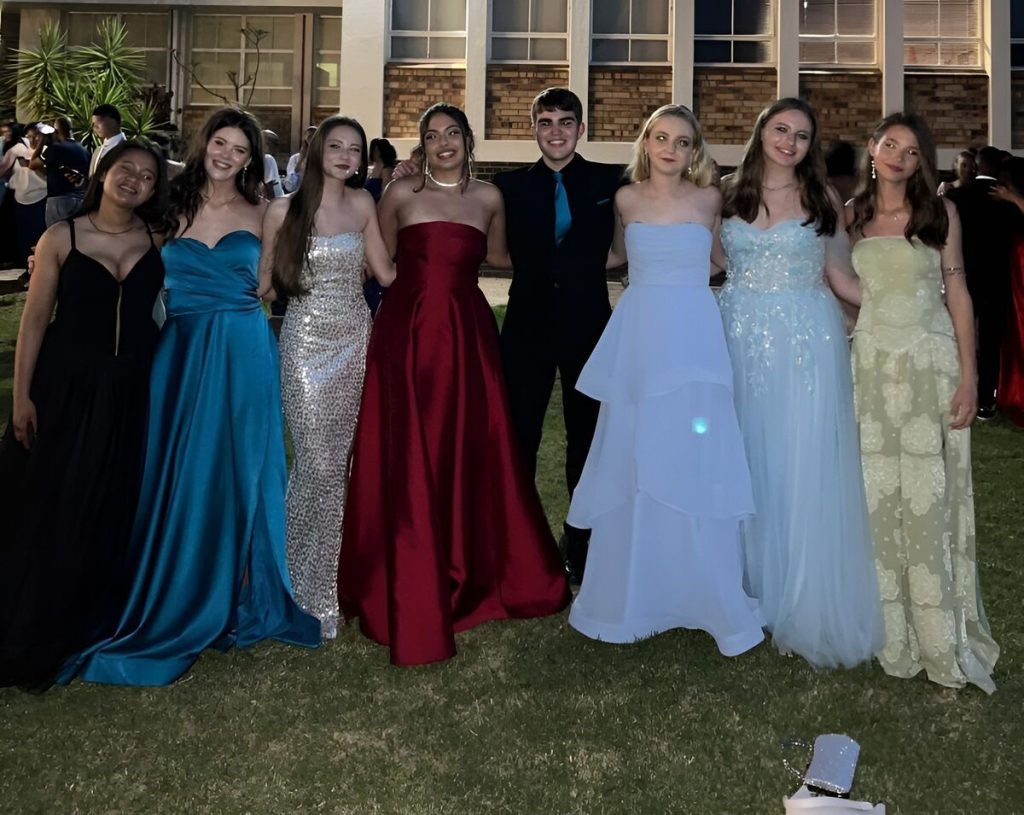 Jadelyn van Wyk (links), Elizabeth Rossouw, Mia Dettbarn, Ruby-Rose O’Shea, Jacobus Beukes, Emma Olivier, Janae le Roux en Danika Schoeman van Hoërskool Montagu in gesellige luim. Foto: Henko Nel