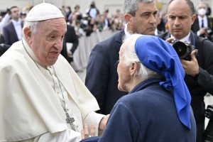 Sister Genevieve, French nun who broke protocol to see pope’s body
