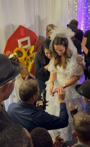 Kinders van jeugsorgsentrums juig oor verlowing op verhoog