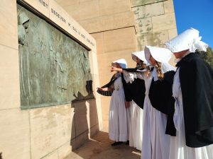 Hulde gebring aan vroue en kind in standbeeld by Vrouemonument