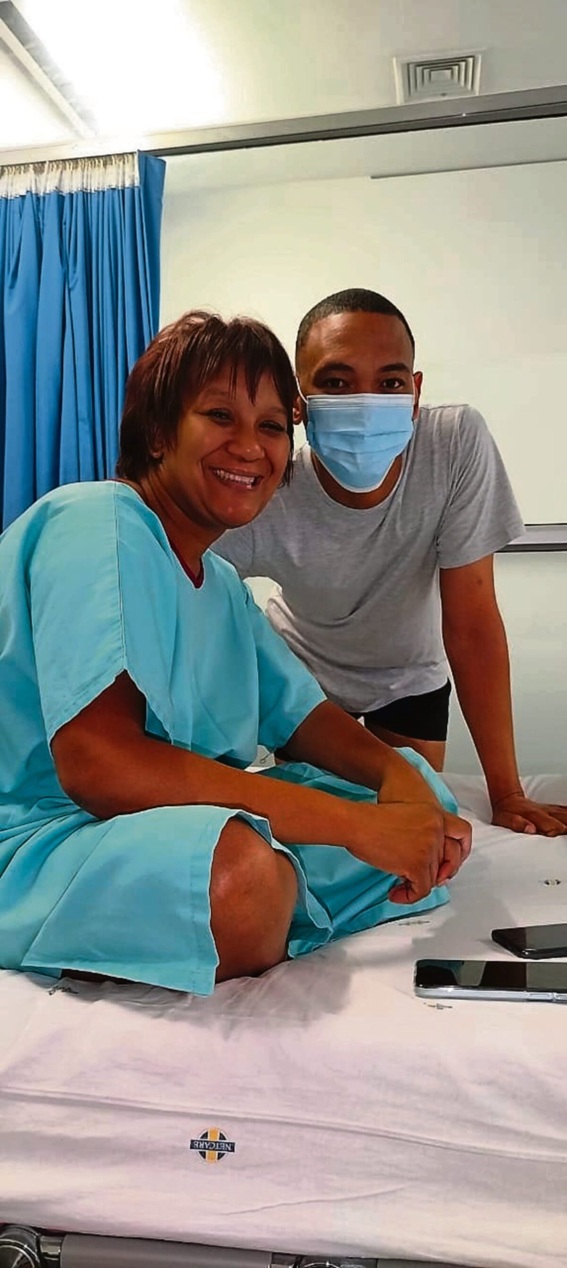 Roché van Vuuren and Cameron Goliath next to each other in a hospital room.